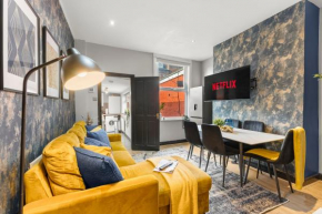 Large 4 bed in Leeds - Sleeps 10 - Parking